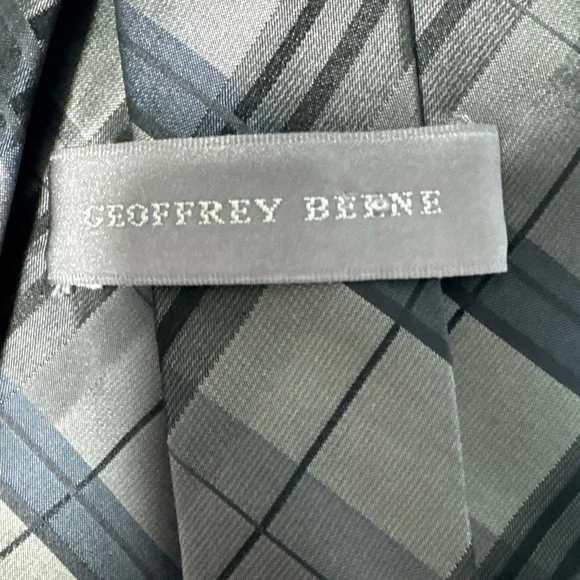 Geoffrey Beene Black, Gray and Taupe Plaid Silk Tie A40 - Picture 2 of 4